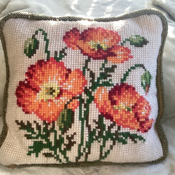 VINTAGE HANDMADE FLORAL CROSS-STITCH ZIPPERED PILLOW COVER - Picture 1 of 4